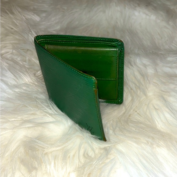 Louis Vuitton Epi Leather Wallet! Unisex. Serial Number: MI0928 - Picture 6 of 7